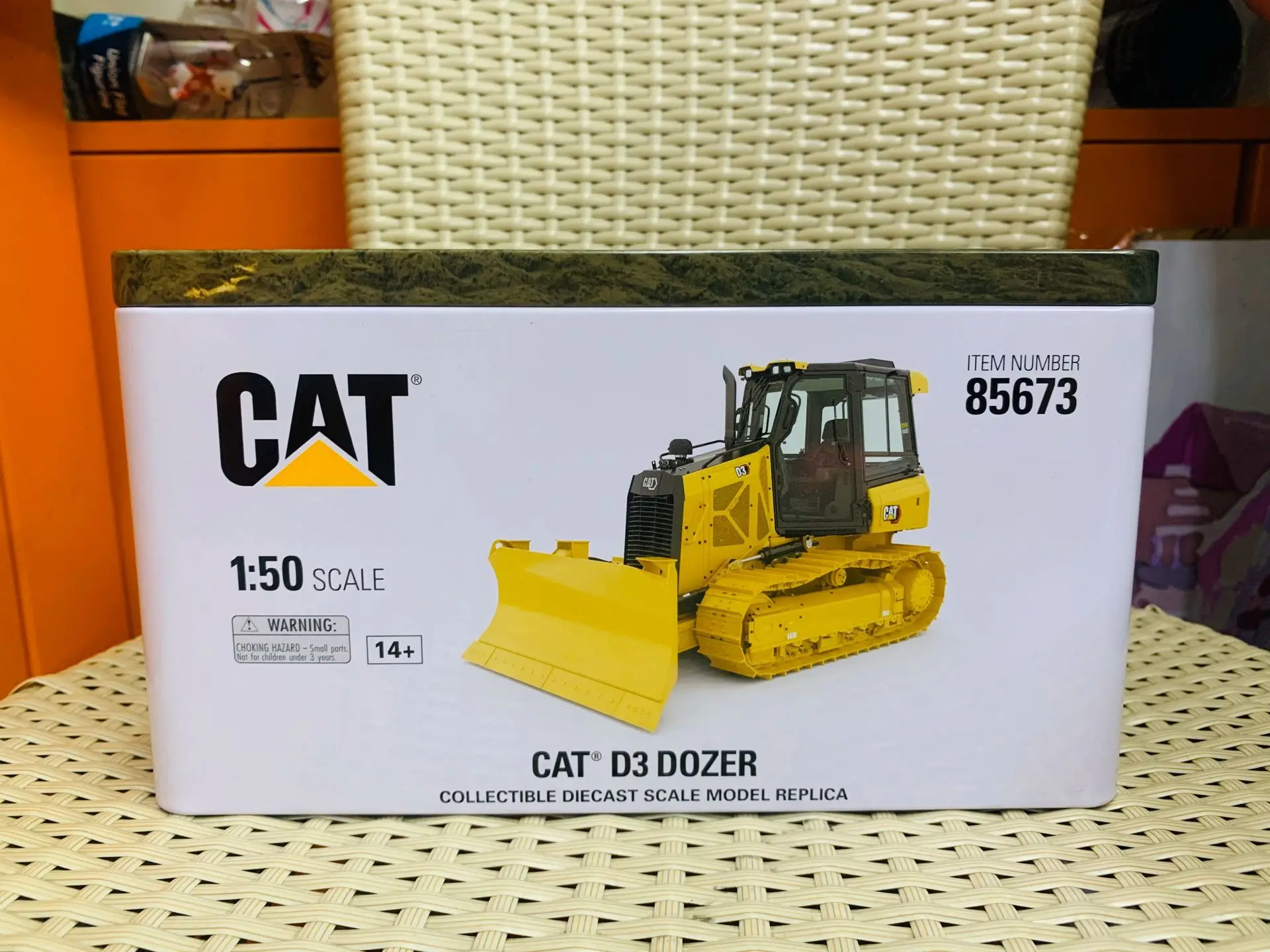 D3 Dozer 1:50 Scale Metal Model Diecast Masters DM85673 New in Box