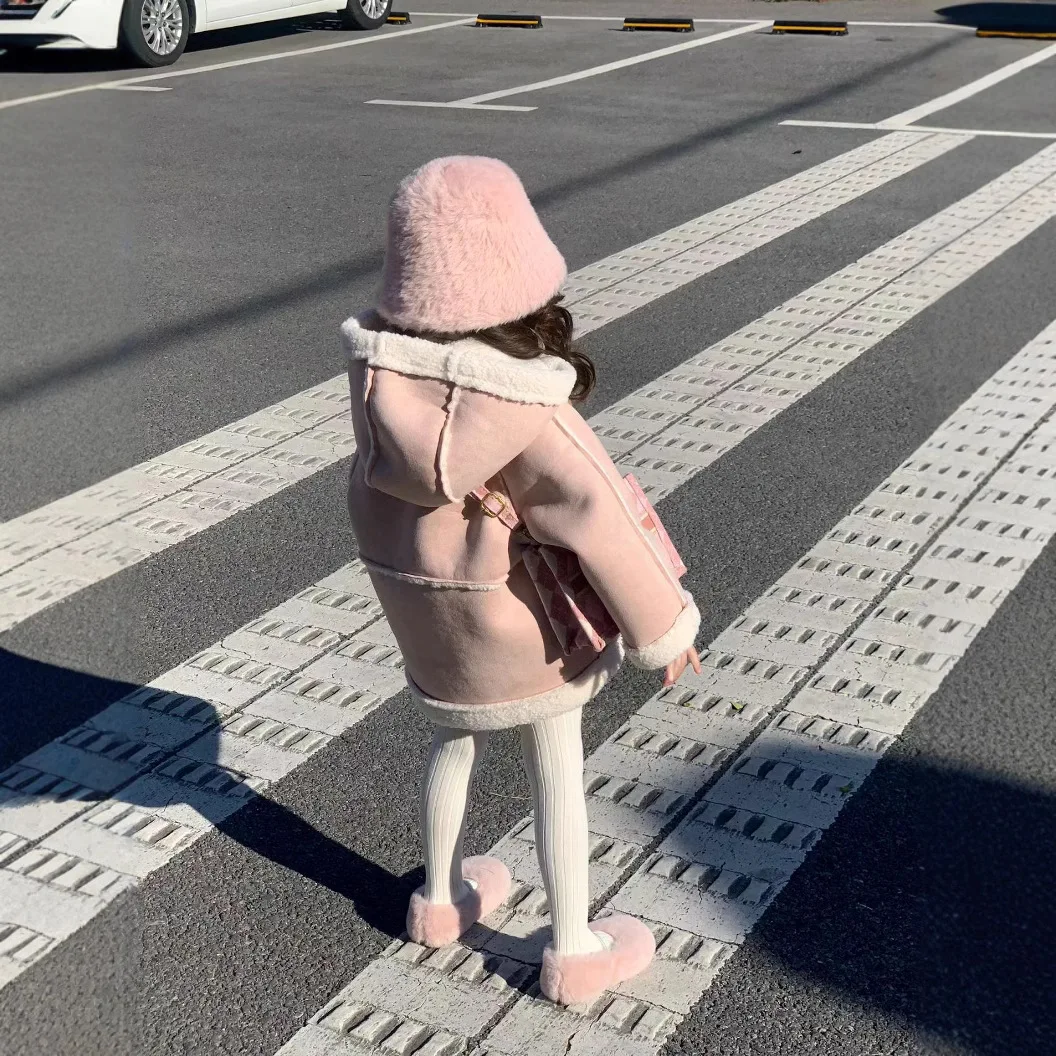 معطف الفتيات 2025 شتاء النسخة الكورية الجديدة المألوف من جلد الغزال معطف مقنع دافئ عصري ملابس حلوة وجذابة #4