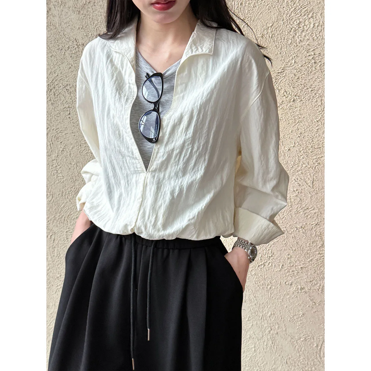 

Casual Korean Style Simple Fake Two Piece Lazy Style Shirt, Summer New Item Spliced V-neck Age Reducing Long Sleeved Shirt 2639