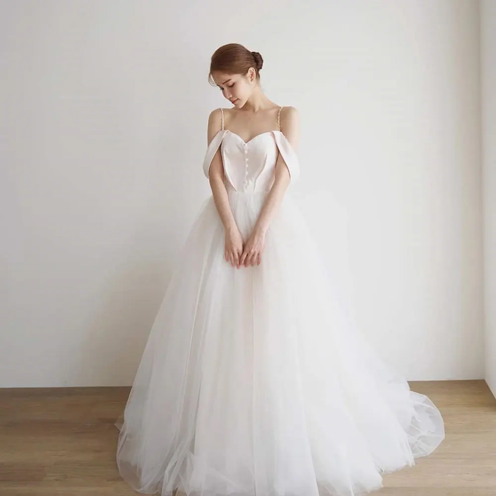 Abiti da sposa semplici ed eleganti personalizzati A-Line con cinturino per spaghetti al largo della spalla con bottoni in tulle con scollo a V lunghezza del pavimento Vestido D