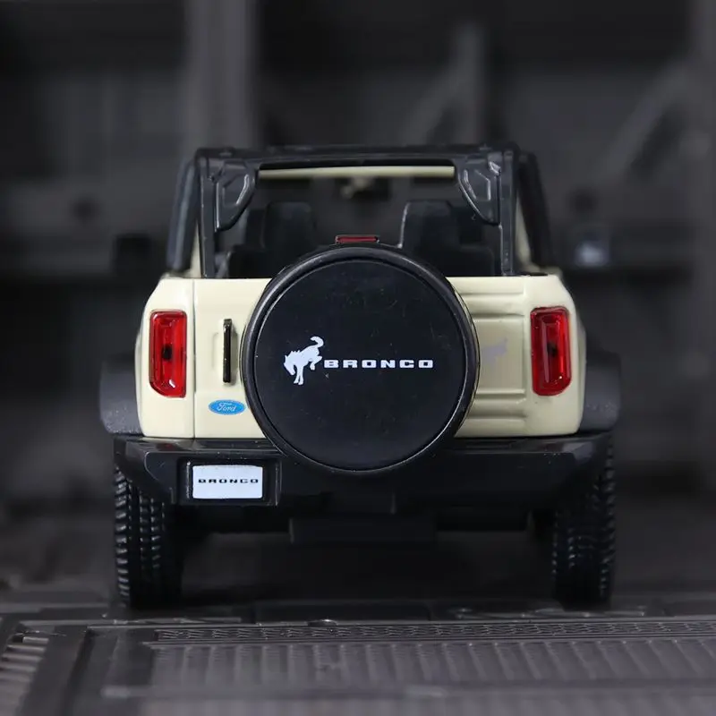 Model Ford Mustang ze stopu, skala 1:36, z otwieranymi drzwiami, pojazd terenowy Jeep, odpowiedni do kolekcjonowania.