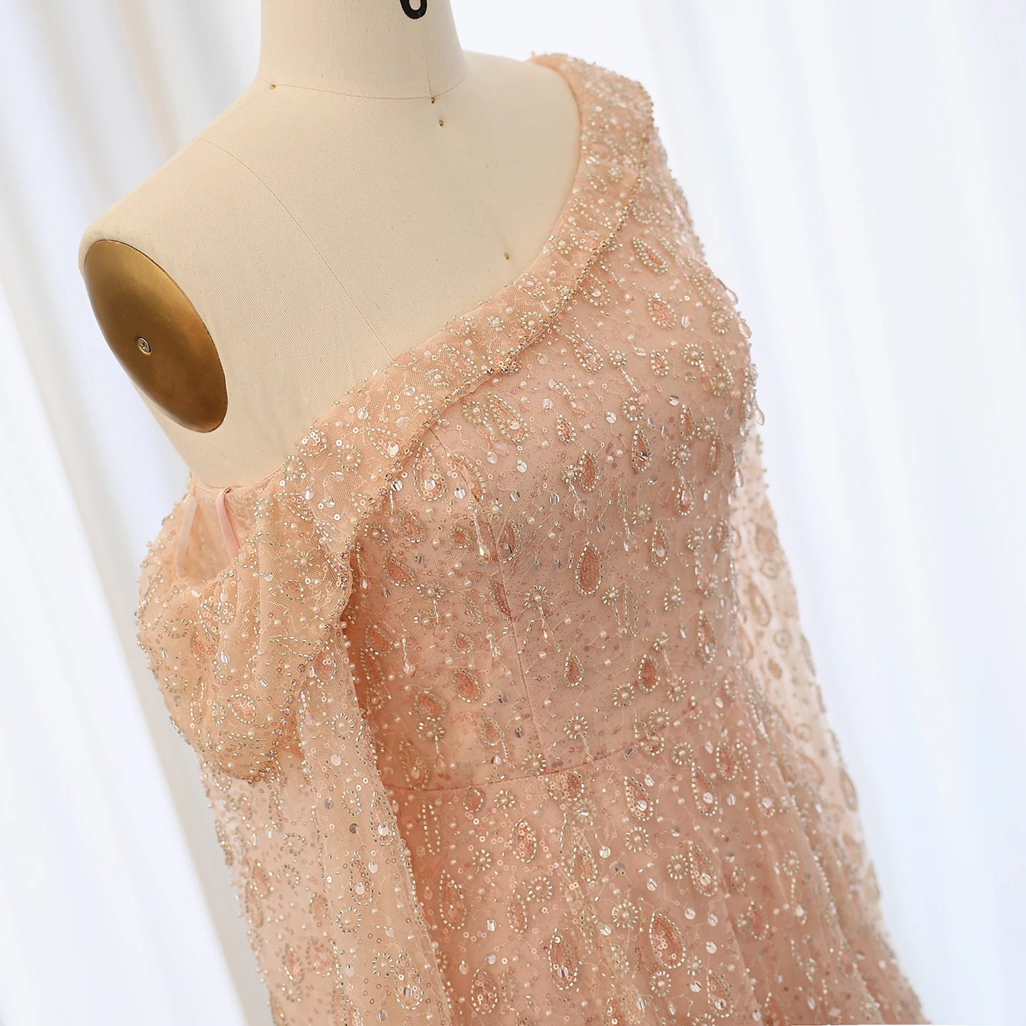 Sharon Said Luxuriöses Federkleid mit einer Schulter und Cape-Ärmeln in Roségold und Flieder für Hochzeitsfeiern, Modell SS438, Maßanfertigung – Detail 11