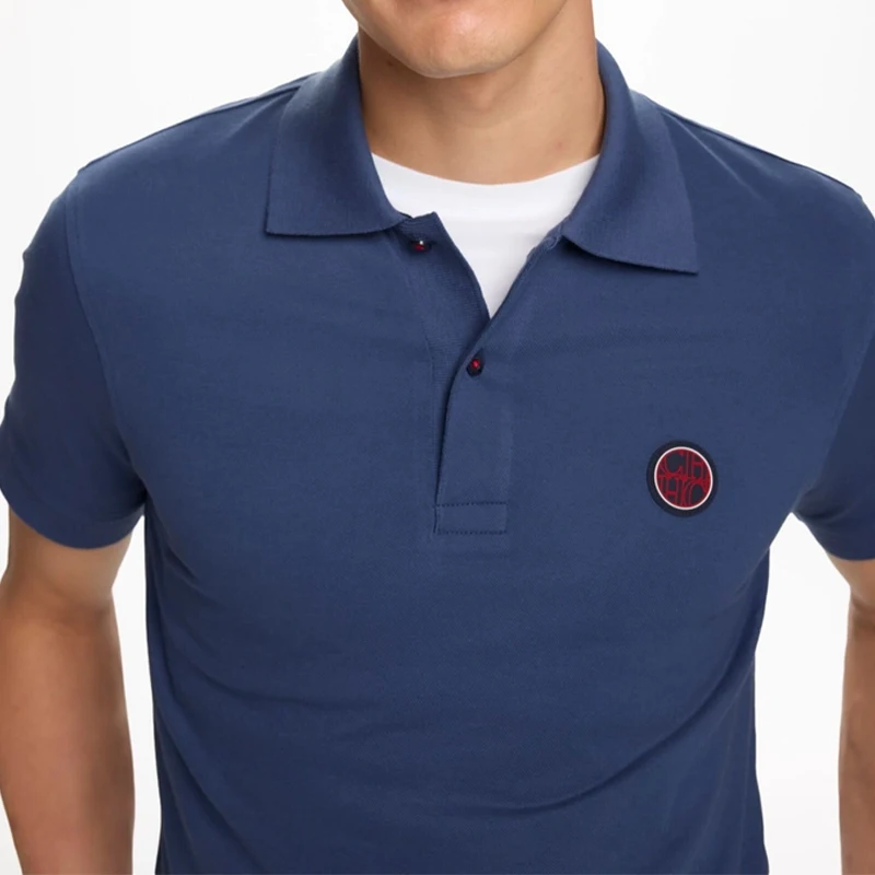 CH Roter Akzent Runder Gummi-Patch Links auf der Brust Premium Piqué Kurzarm-Poloshirt für Herren Schlanke Minimalistische Moderne Lässige Oberteile – Detail 7
