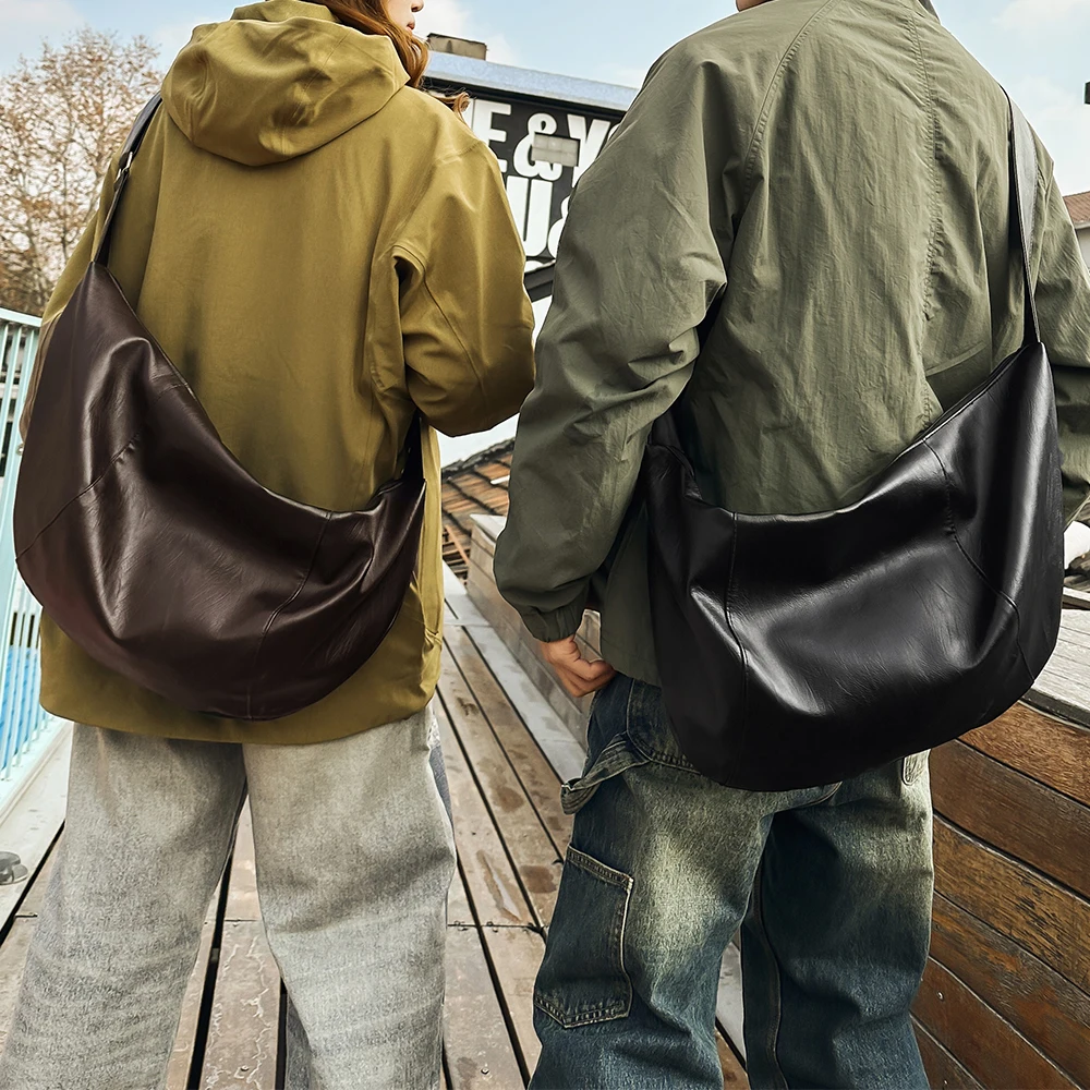 

Men's Black Jiaozi Bag Couple Edition Large Capacity Casual Commuter Versatile Street Retro Shoulder Crossbody Bag