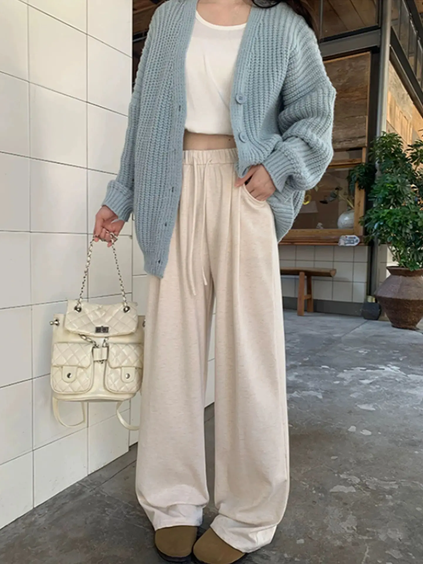 Gezellige grijze broek met hoge taille en wijde pijpen |   Zachte stretchstof |   Perfect voor vakantie-loungen en casual outfits