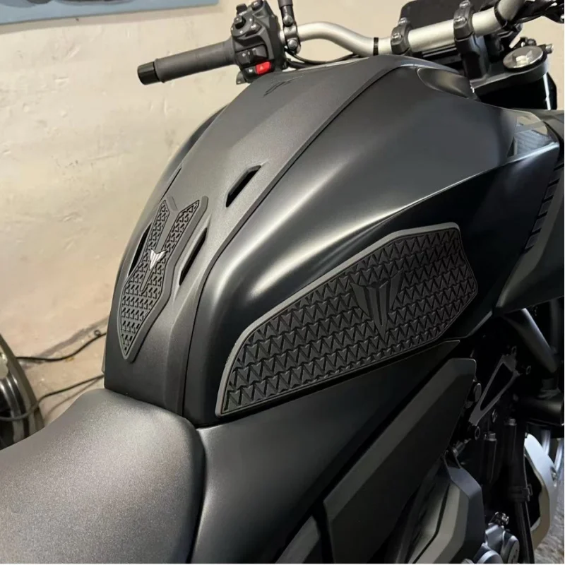 

Аксессуары и запчасти для мотоцикла Yamaha MT07 2025: модифицированная противоскользящая накладка на топливный бак, защитная накладка от царапин для топливного бака.