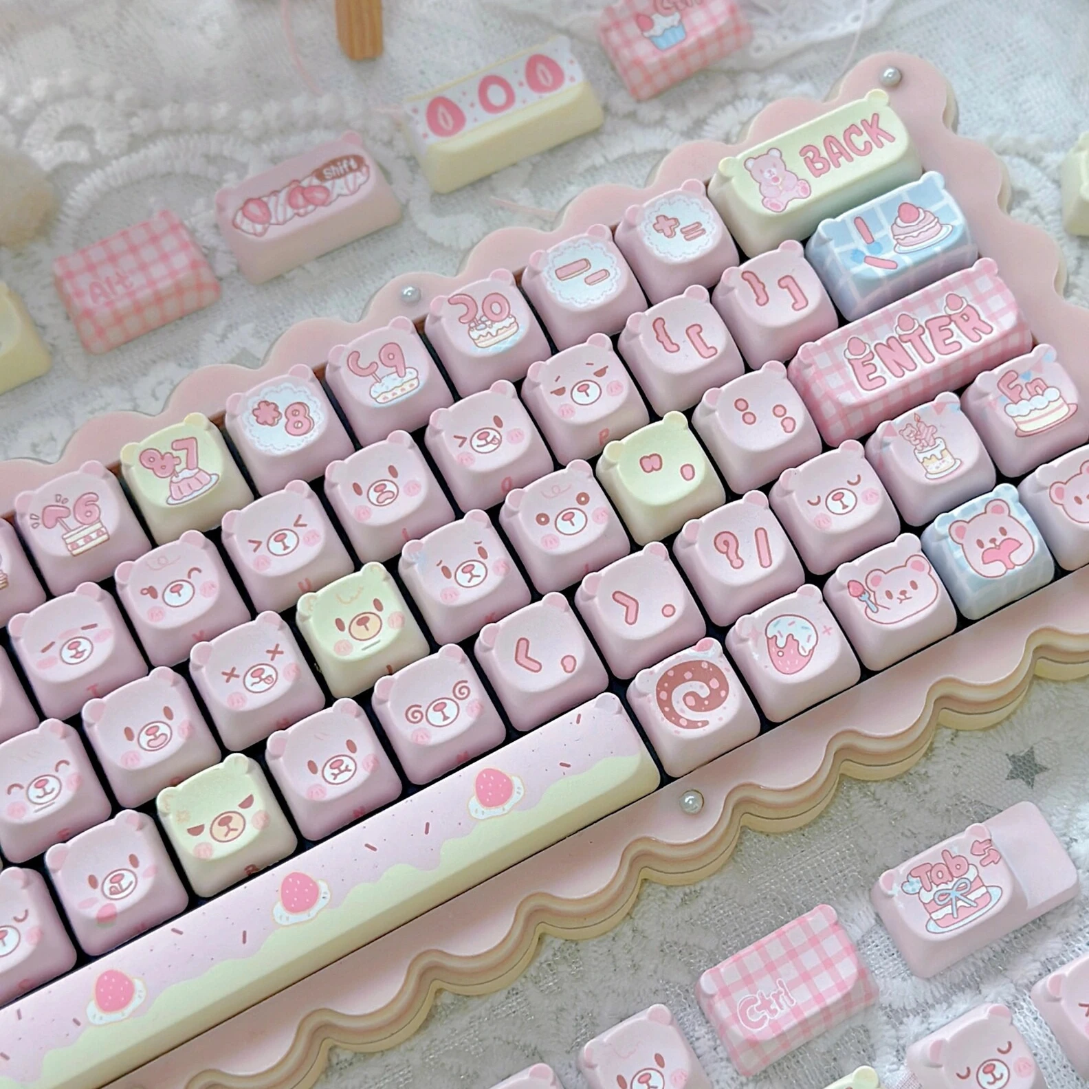 Cute Strawberry Cake Bear Head Keycaps PBT Material 5-Sided Sublimation Printing EAO Profile for MX Switches Mechanical Keyboard