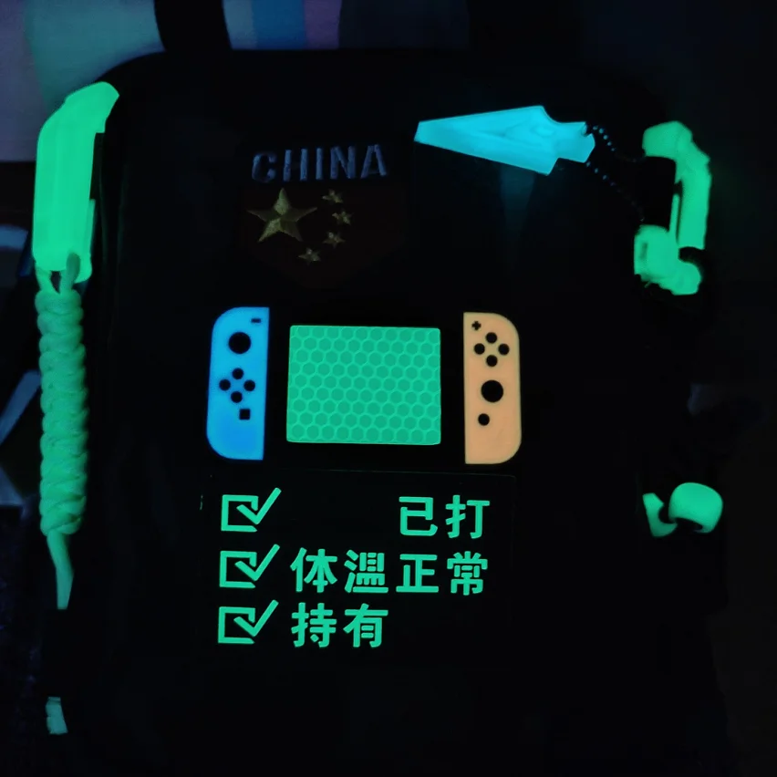 التبديل مضيئة التصحيح الأزرق والأحمر التكتيكية شارة يزين لعبة المضيف التصميم للملابس على ظهره سترة DIY تزيين