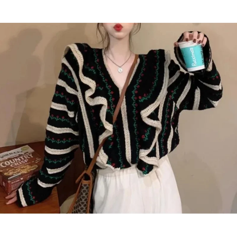 

New Spring and Autumn Loose V-neck Fashionable Long-sleeved Sweater Top Striped Design Sweater Women's Clothing