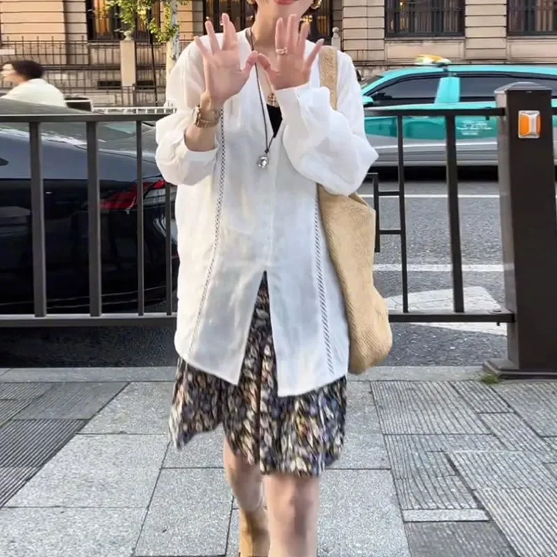 Camicia bianca ampia aperta sul davanti da donna, camicetta oversize casual a maniche lunghe