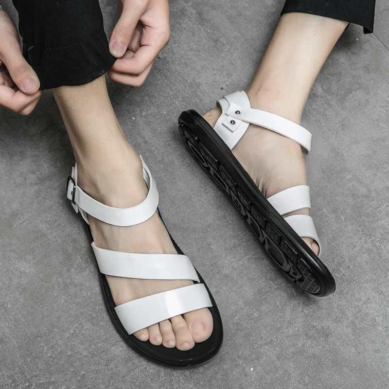 Summer Men Fashion Beach Shoes Black and White Flat Heels High Quality Outdoor Sandals Classic Fashion Versatile Men Sandals