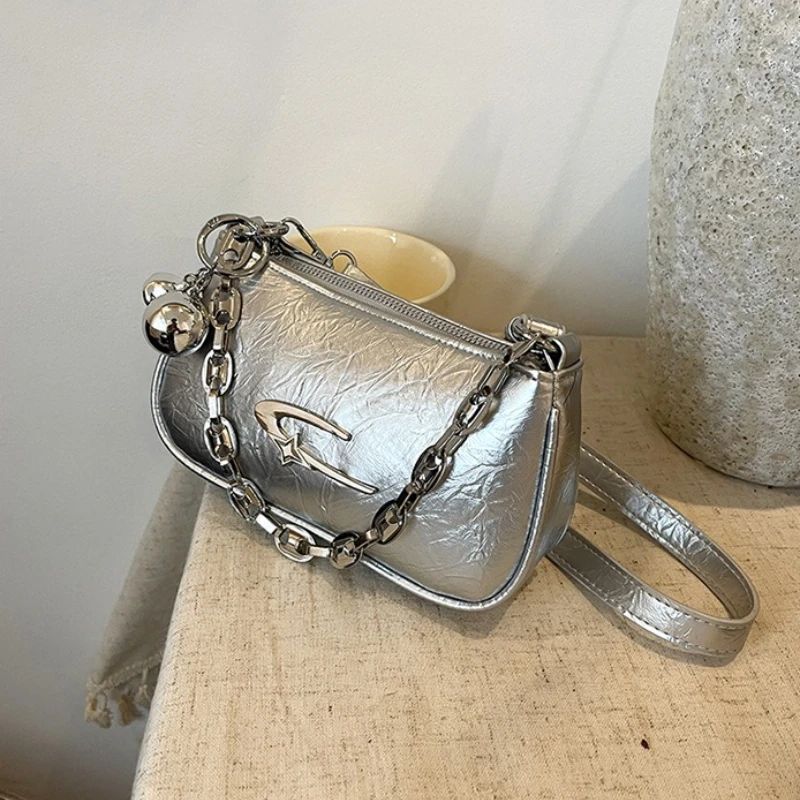 Schicke Strukturierte Casual Tragetasche mit Silberkettendetail Unterarmtasche Abnehmbarer Anhänger Trendige Mini-Schultertasche für Frauen Alltag – Detail 6