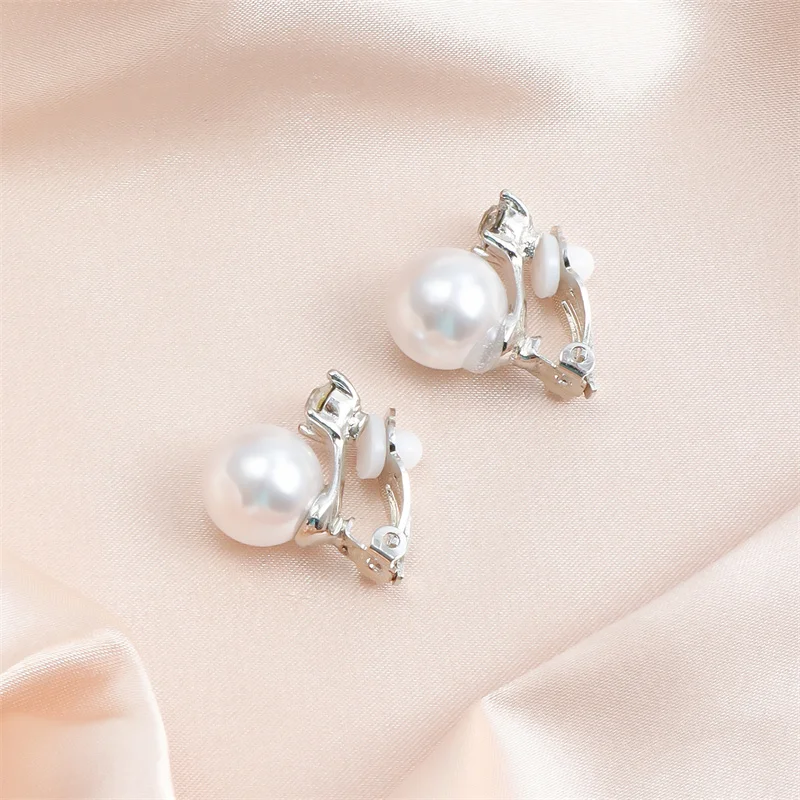 Orecchini con perle d'imitazione intarsiate con clip per l'orecchio in stile retrò fibbie per orecchie in metallo geometriche senza piercing per i regali di gioielli da sposa delle donne