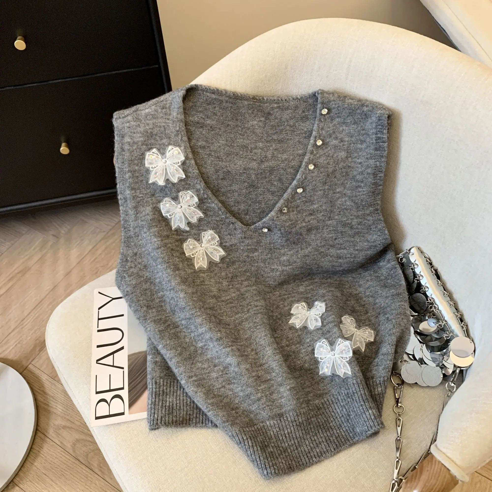 Vintage Sweater Heavy Industry Nail Bead Bow Knitted Vest Women 2025 Spring High End Grey Shoulder Sleeveless Top Kawaii Vest