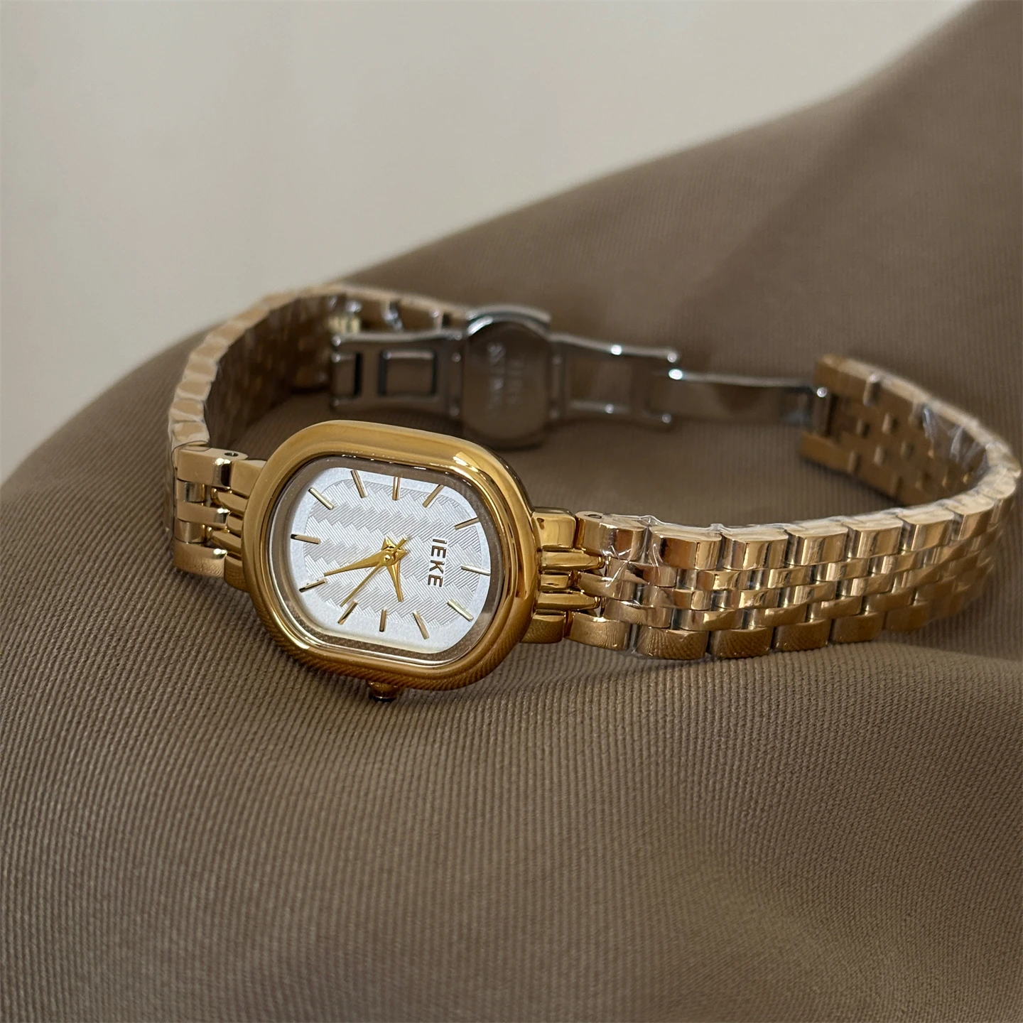 RetroAndSophisticated Oval Watch For WomenFeaturingAMetal ChainStrapFashionable And Elegant Quartz MovementAnd A Stylish Design.