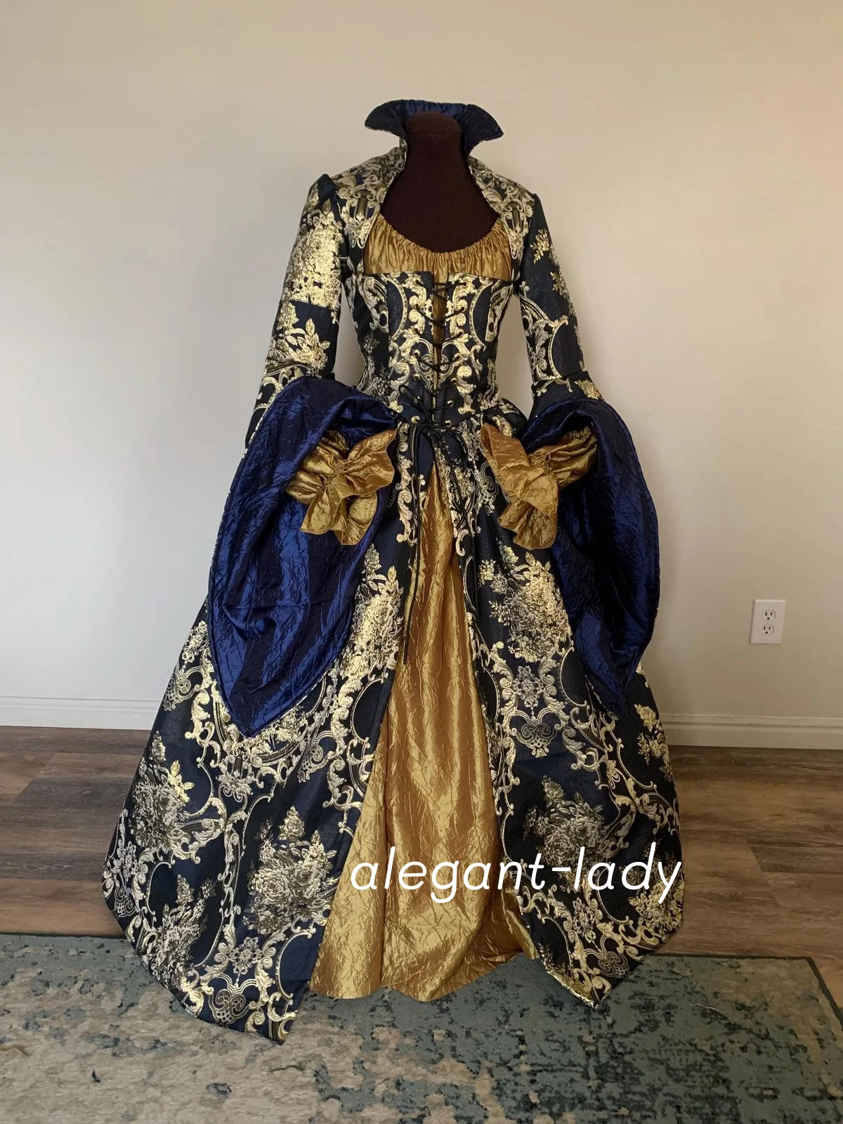 

Индивидуальное темно-синее винтажное бальное платье в викторианском стиле с золотой вышивкой и аппликацией, корсет, вечернее платье, бальное платье для особых случаев