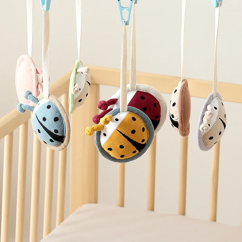 Boneca de cobertor confortável de pelúcia para bebê com mordedor e chocalho – brinquedo macio para insetos, fantoche de mão calmante para dormir e acessório de suspensão de carrinho