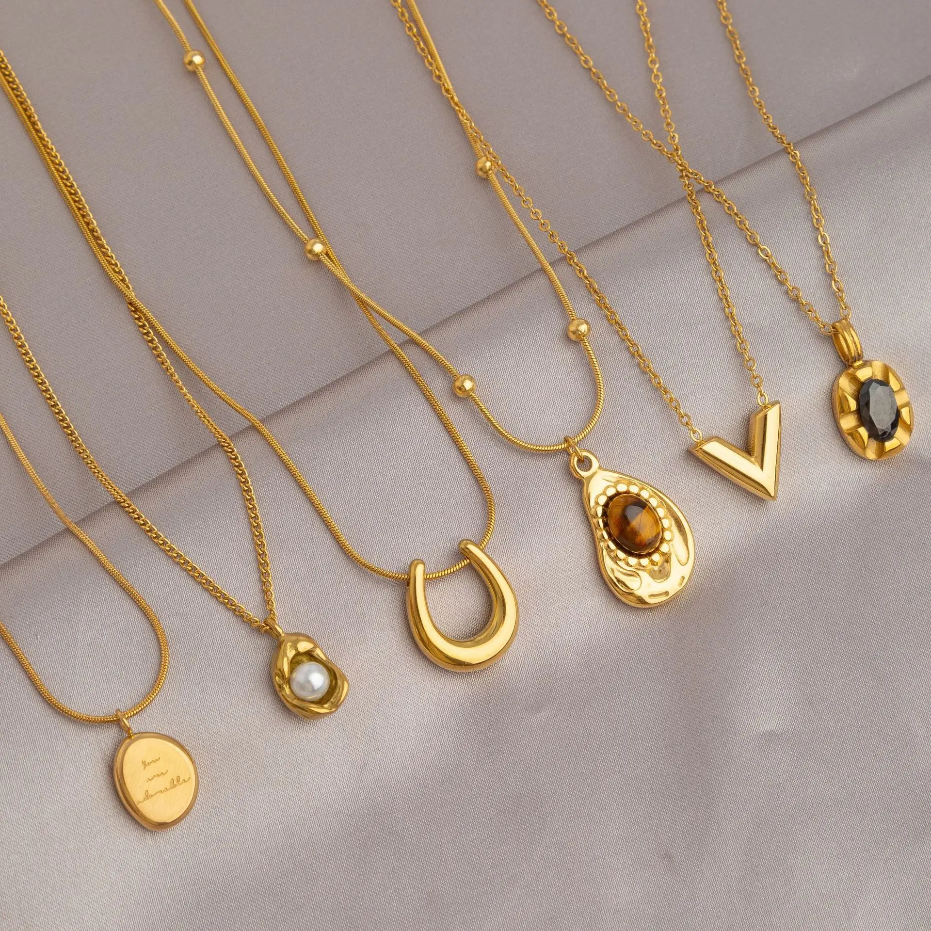 Women's Gold Titanium Steel Necklace Colorfast Tarnish-Free Collarbone Chain Hypoallergenic Minimalist Luxury Everyday Jewelry