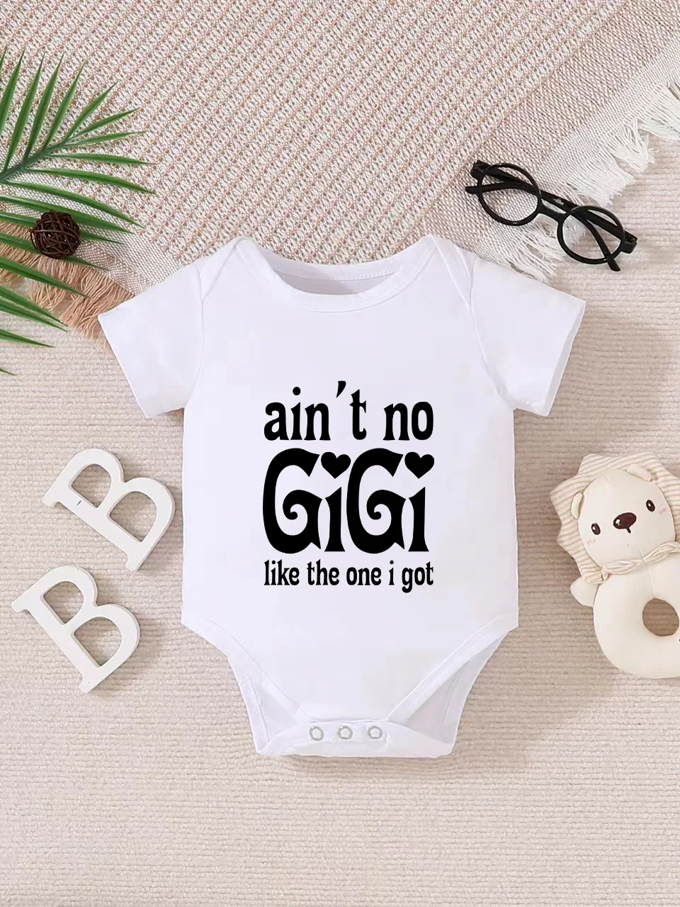 

Baby short-sleeved triangle bodysuit, fun letter print, button design, easy to care for, suitable for new parents.
