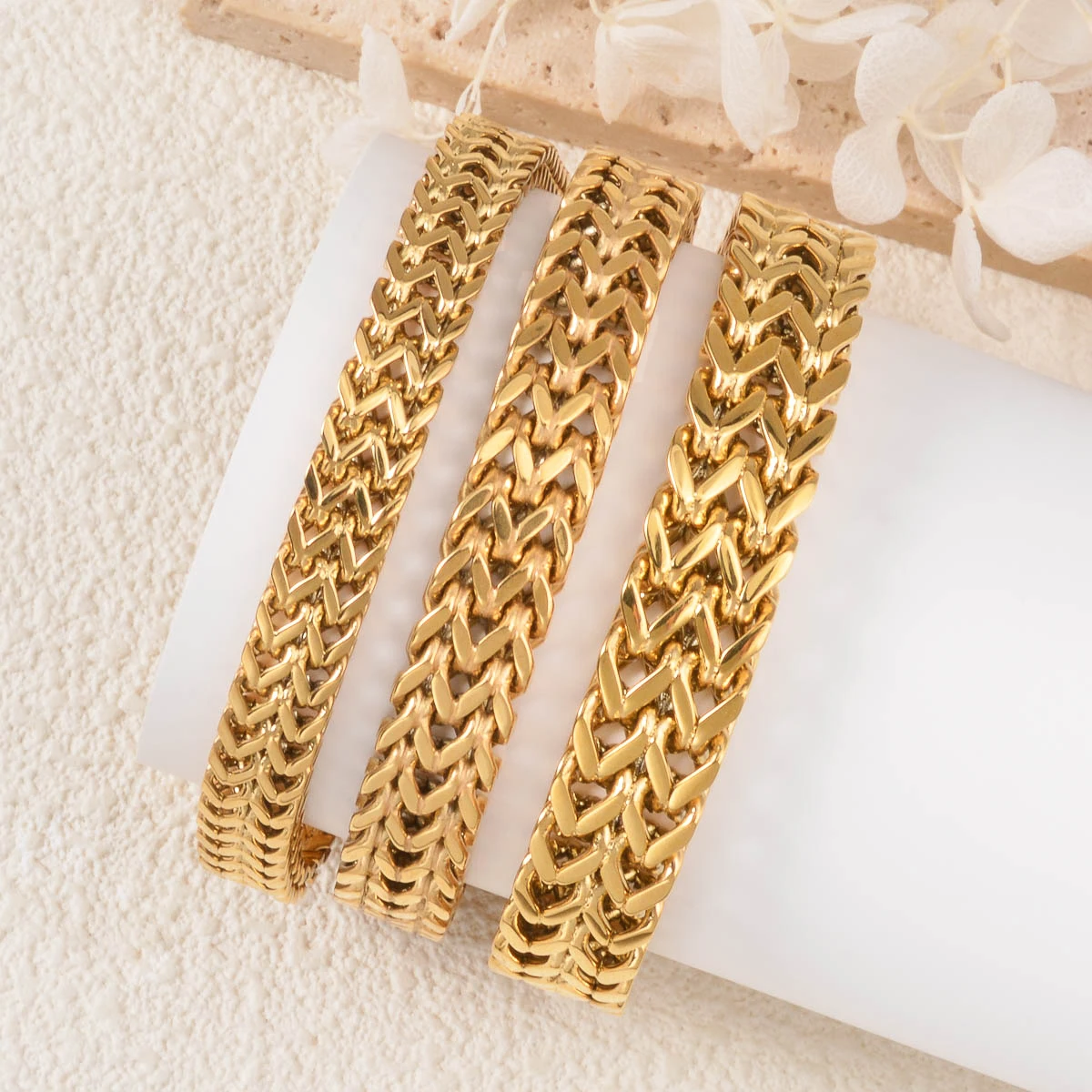 سوار منسوج عتيق للنساء مطلي بالذهب من الفولاذ المقاوم للصدأ فاخر وأنيق وبسيط هدية لذكرى أعياد ميلادها