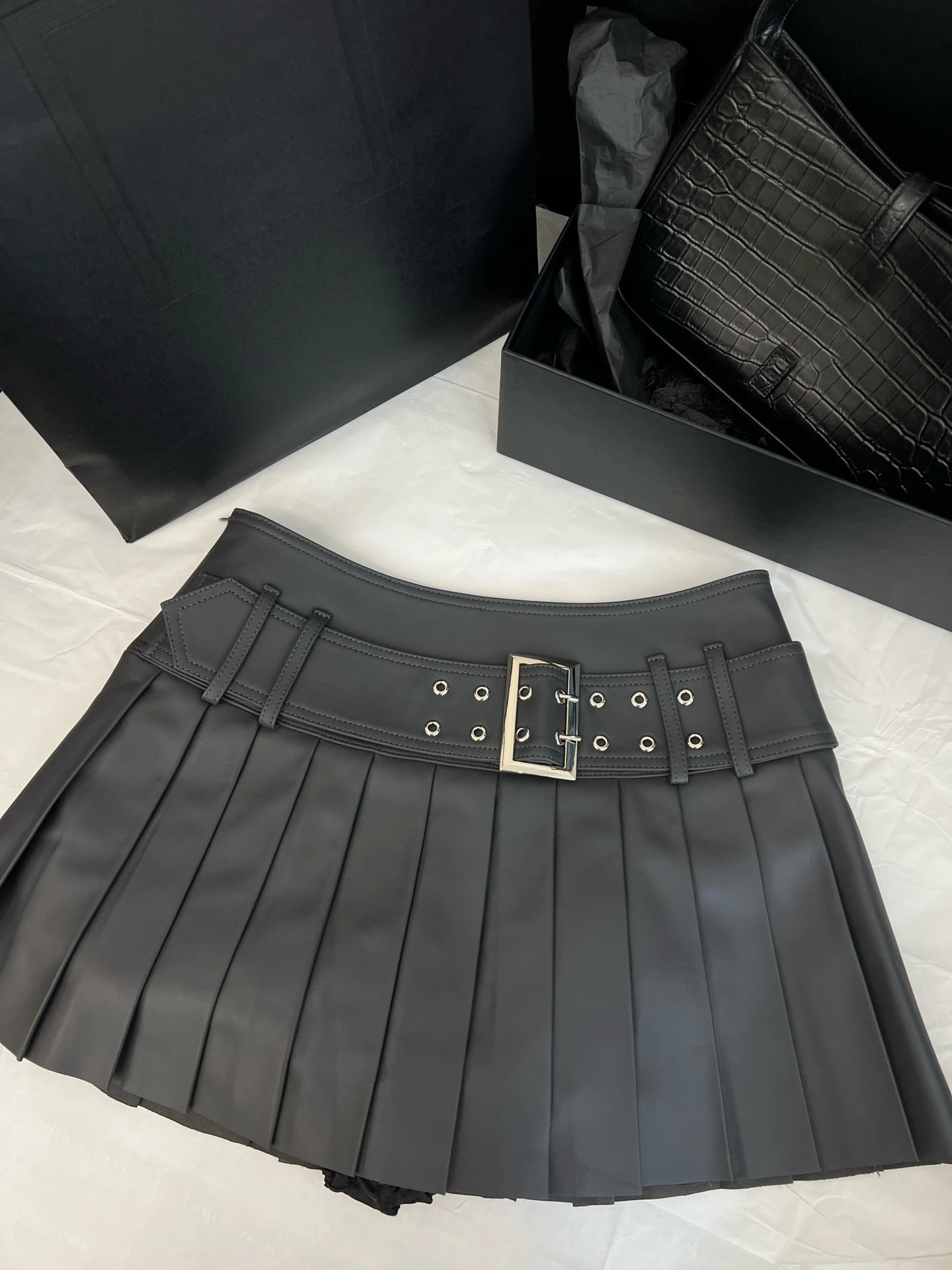 

Genuine leather half skirt Fashion temperament Slim and thin Soft and comfortable Exquisite elegance 2024 women's new hot