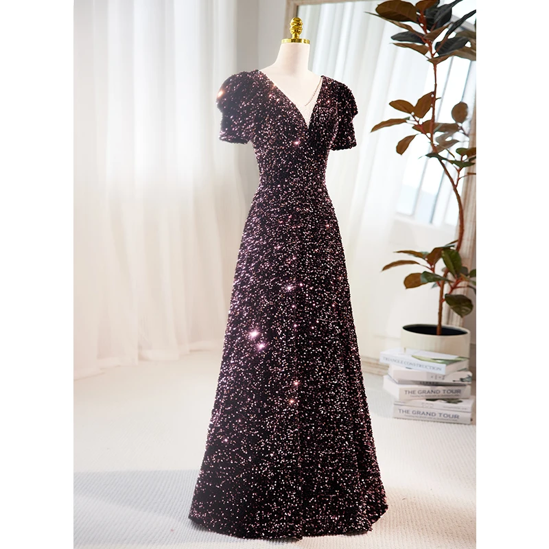 فستان سهرة أرجواني داكن لعام 2025 مزين بالترتر فستان طويل للحفلات الراقصة ورقبة على شكل حرف v وأكمام قصيرة ورباط من الخلف للحفلات