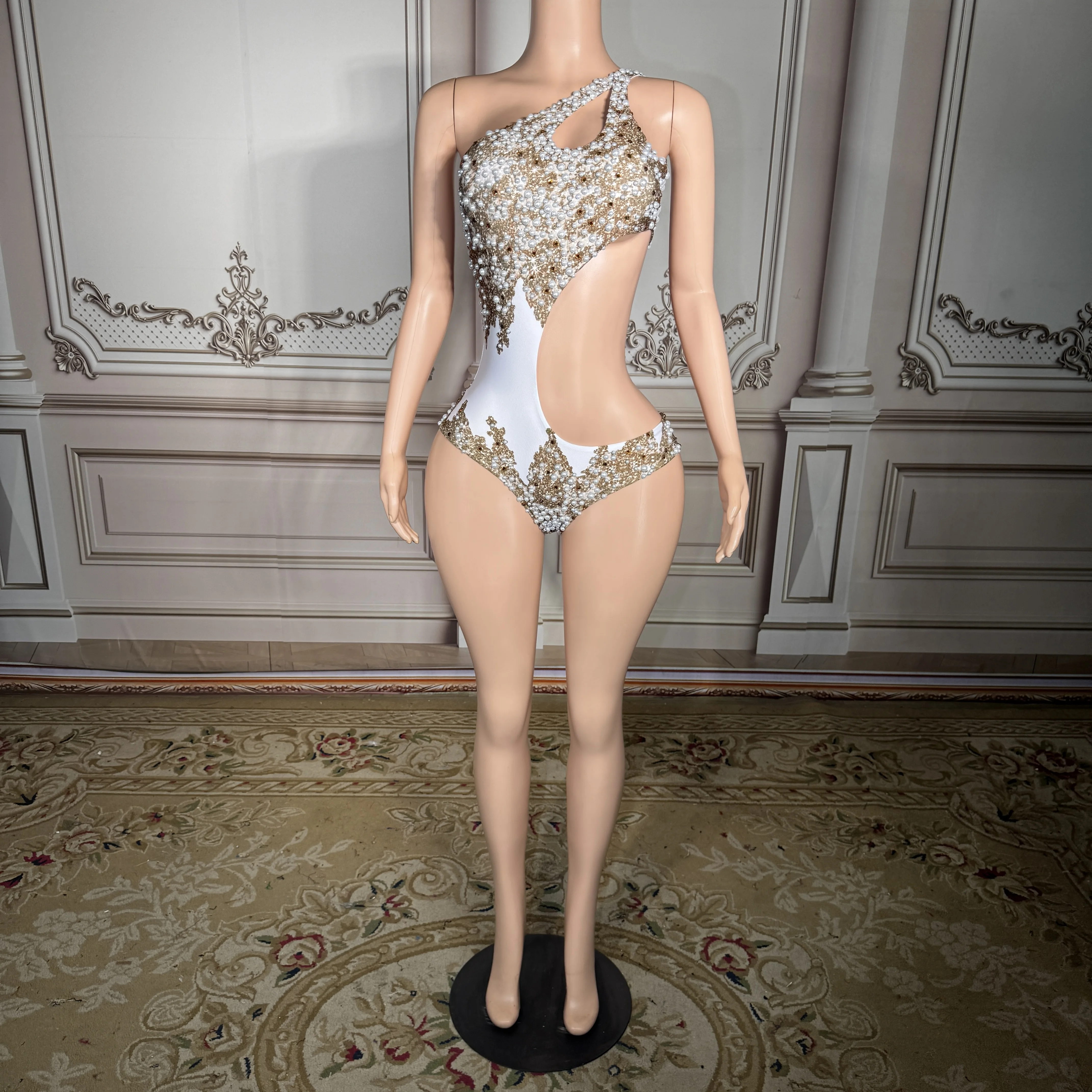 

Новый сексуальный бело-золотой боди с жемчугом на одно плечо, роскошный слитный купальник с вырезами и жемчугом для женщин, для выступлений на сцене