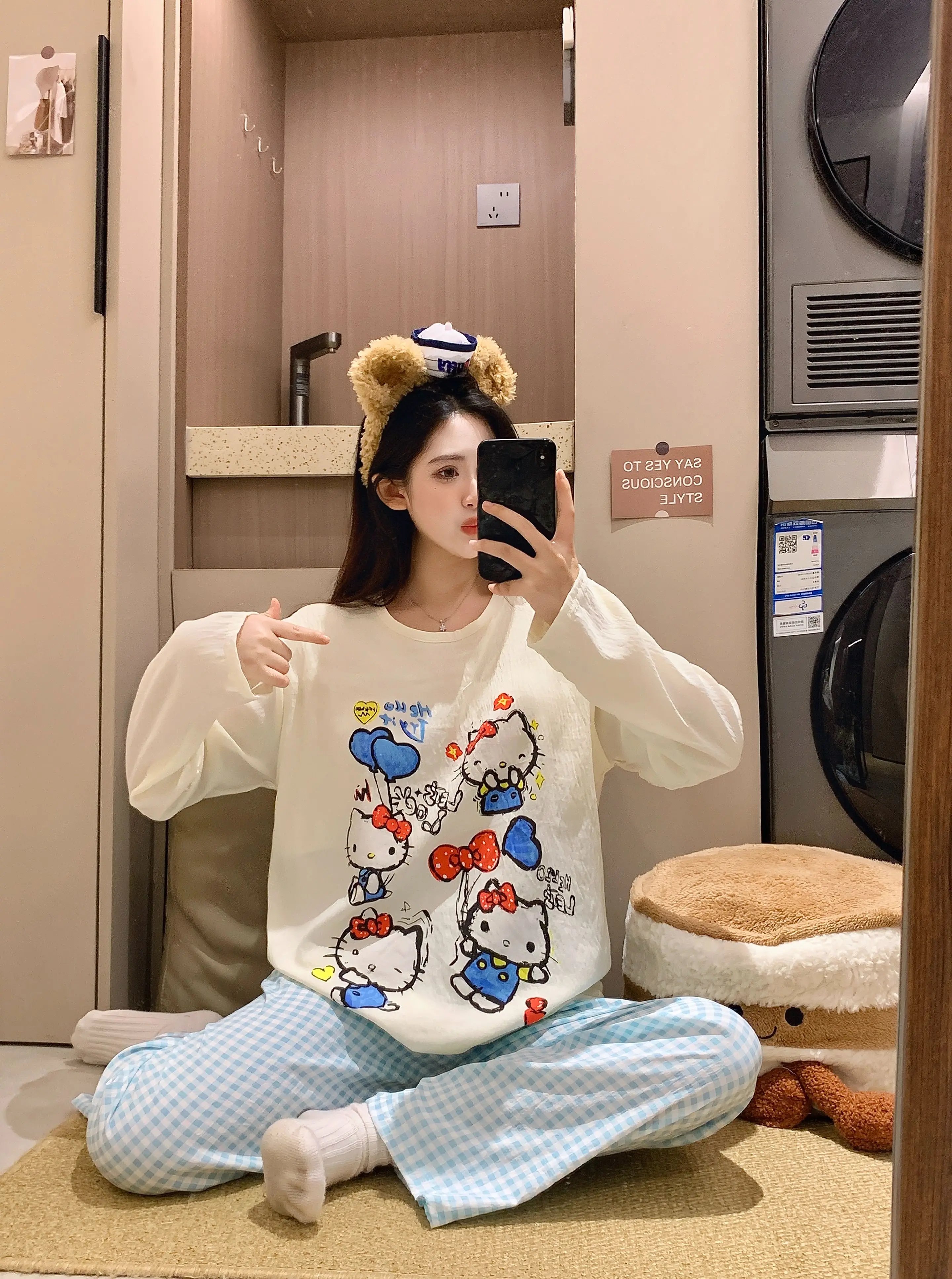 طقم بيجامة نسائي من Hello Kitty موديل 2025 مصنوع من القطن مع حمالة صدر مدمجة ودعم خريف وشتاء وسراويل طويلة الأكمام ملابس منزلية للاستلقاء