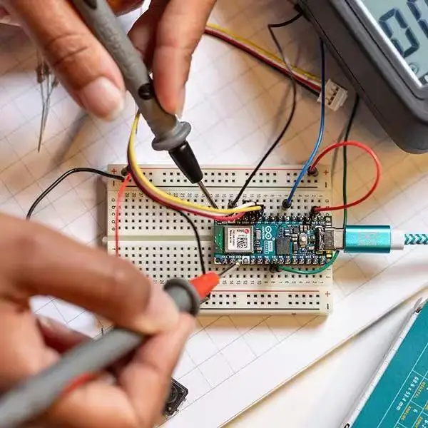 Płytka rozwojowa Arduino Nano ESP32 z mikrokontrolerem montowanym na pinie obsługuje sterowanie głównym WiFi Bluetooth