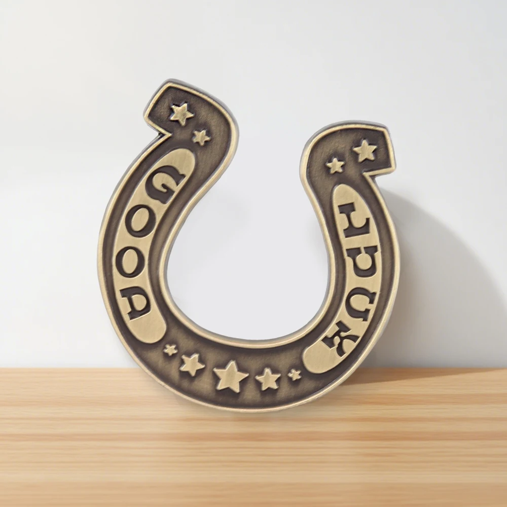 Good Luck Horseshoe Brooch Creative Hollowed Out Retro Metal Lapel Pin Fashion Personality Creative Badge Backpack Decoration