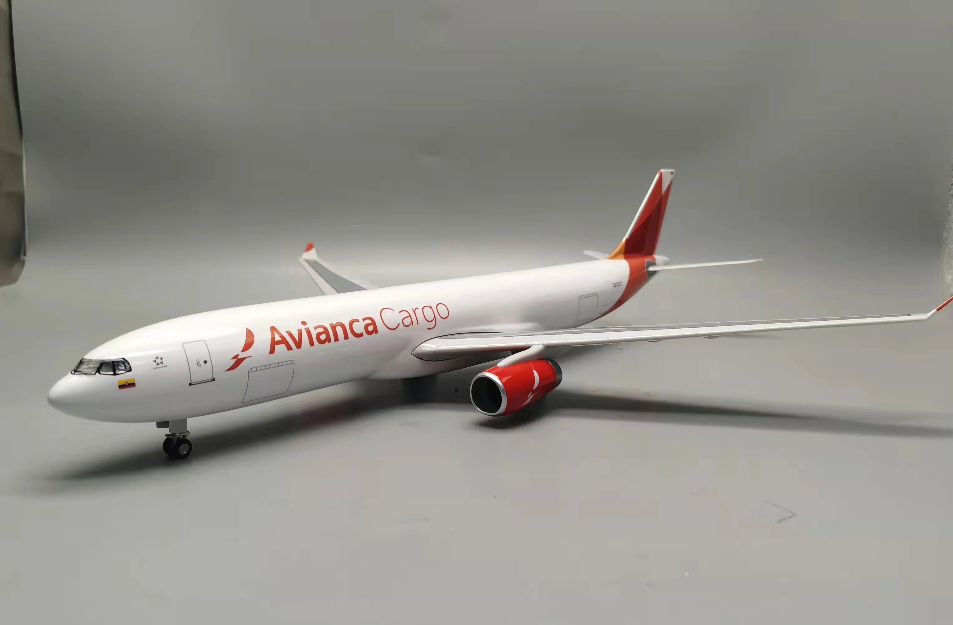 Dekoracja samolotu z żywicy 47 cm A330 Colombia Avianca Cargo Plane skala 1:135, dekoracja pokoju, model samolotu odlewany z podstawką