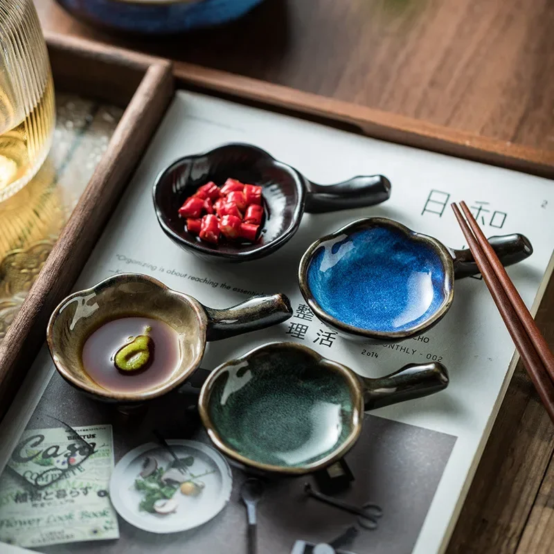 Plato de cerámica de estilo japonés en forma de ciruela, plato de aperitivos para inmersión de salsa de soja, plato de condimentos para el hogar con asa