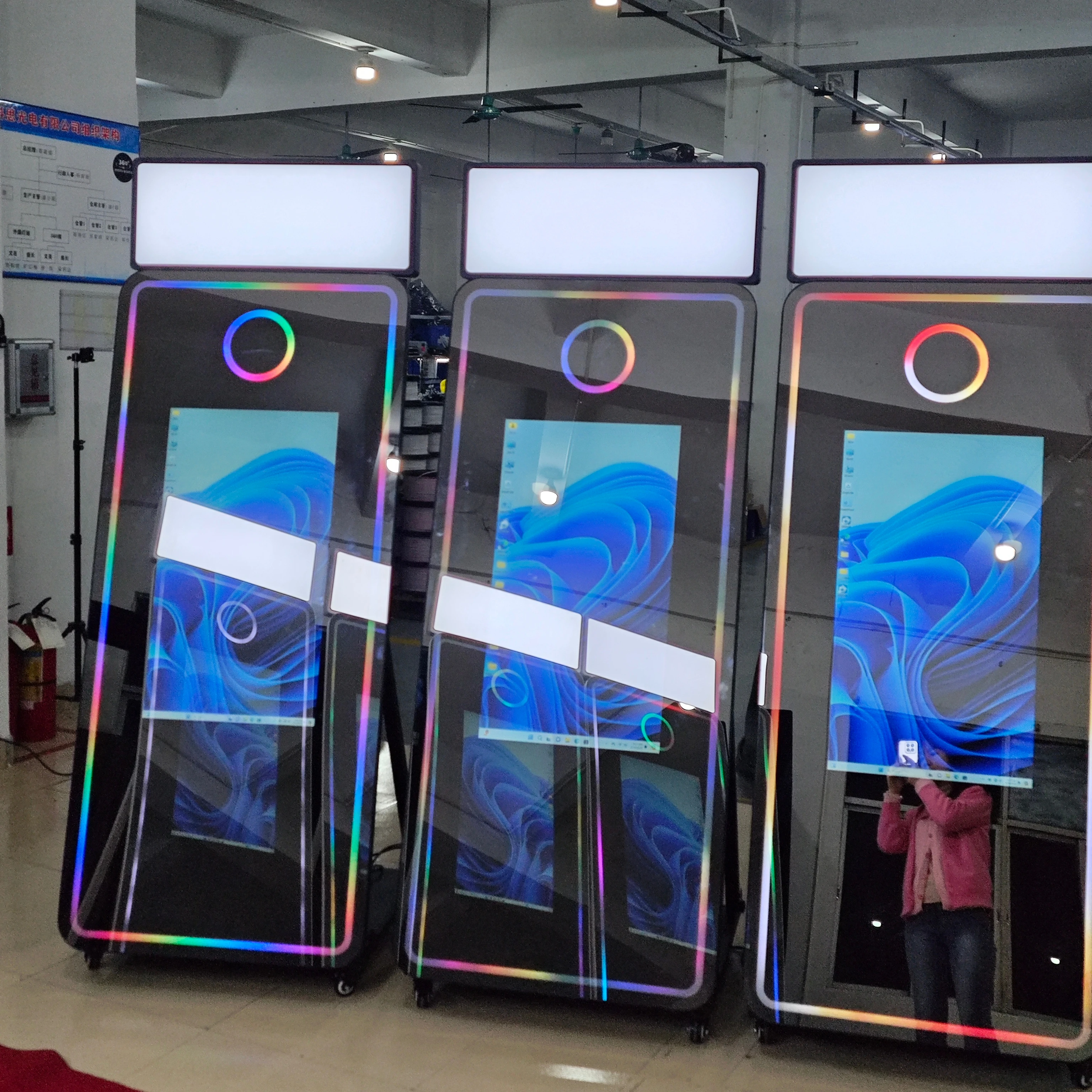 

43-Inch Big Touch Screen Computer 70-Inch Mirror DSLR Photo Booth Party Selfie Mirror IPad Compatible Flight Case For Parties