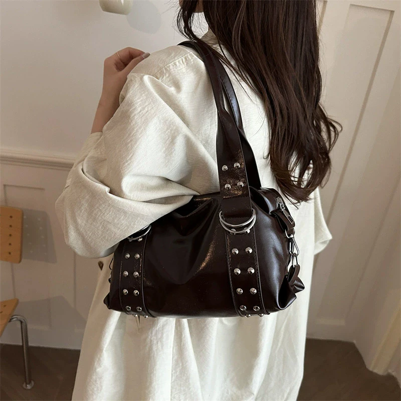 Vintage-Stil PU-Leder Damen Schultertasche Große Kapazität Hochwertige Modische Nieten-Handtasche Y2K Motorradtasche für den täglichen Gebrauch – Detail 8