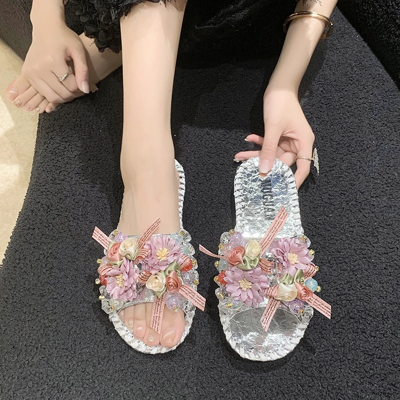 Retro Soft Bottom Pearl Flower Flat Slippers for Women 2024 New Style Paired with Skirt Wearing Beach Slippers Externally