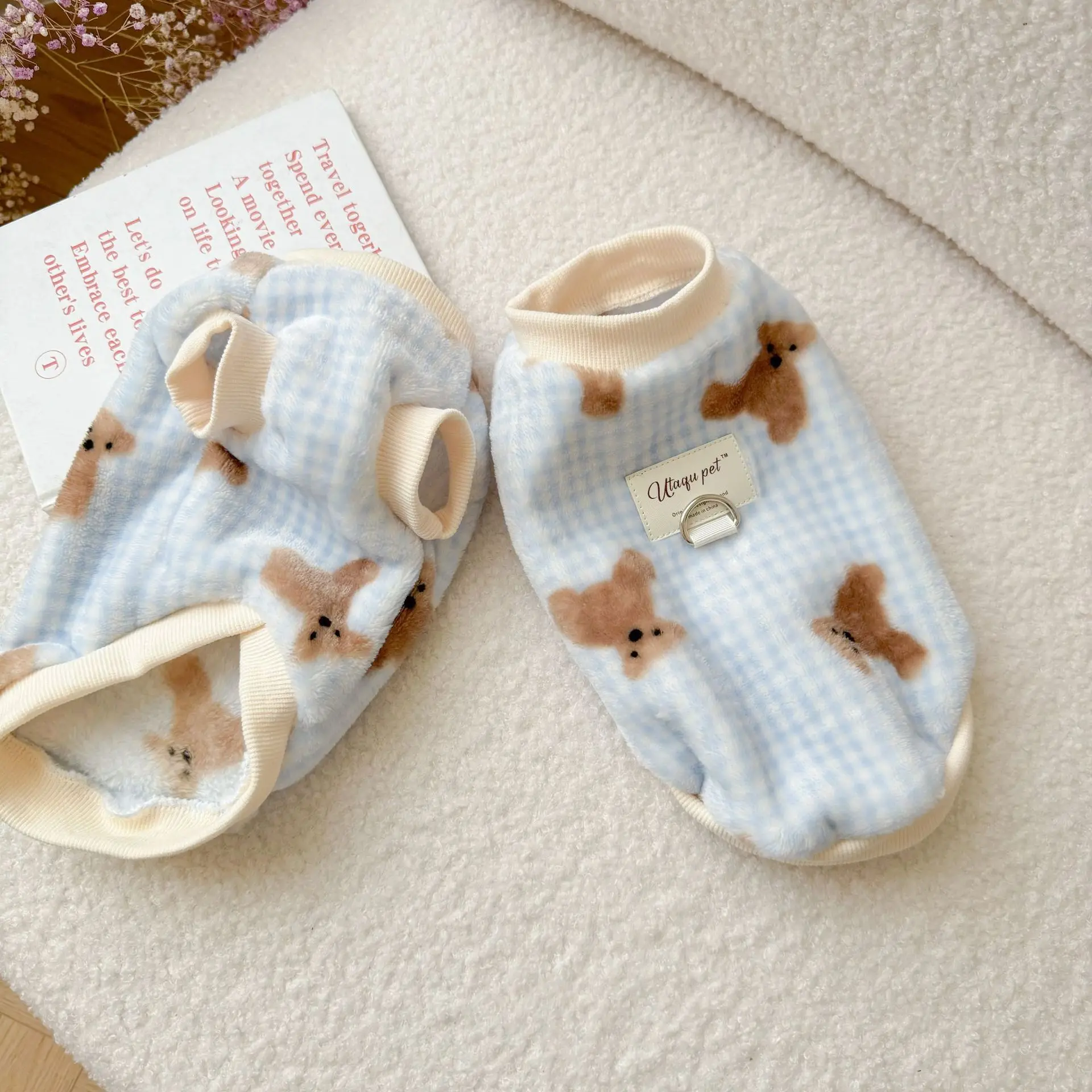 سترة كلب قطيفة على الوجهين دافئة بتصميم متقلب على شكل دب سترة للحيوانات الأليفة معطف من الصوف الناعم للكلاب الصغيرة والكلاب الصغيرة