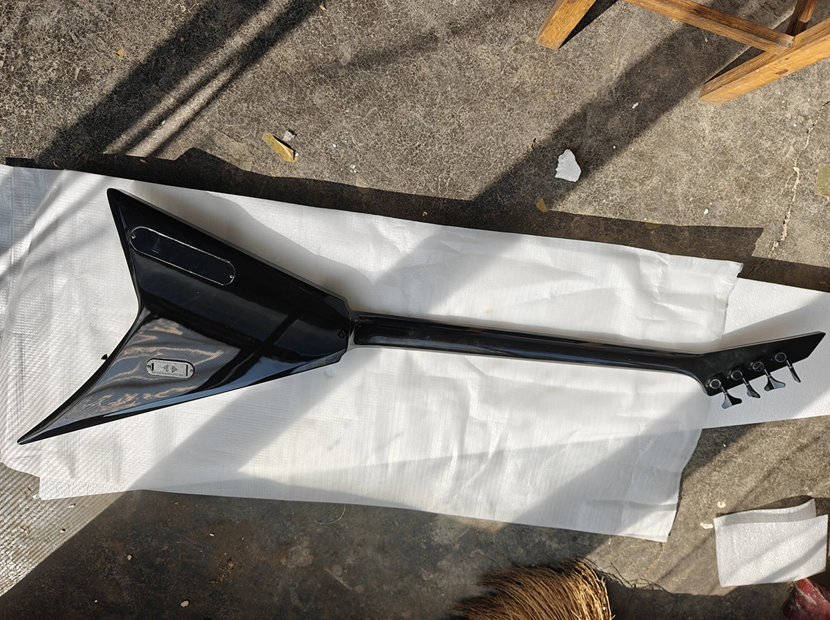 مصنع عالي الجودة رائجة البيع على شكل حرف V 4 أوتار جيتار كهربائي أسود لوح فريتس من خشب الورد أجهزة سوداء نشطة قابلة للتخصيص #5