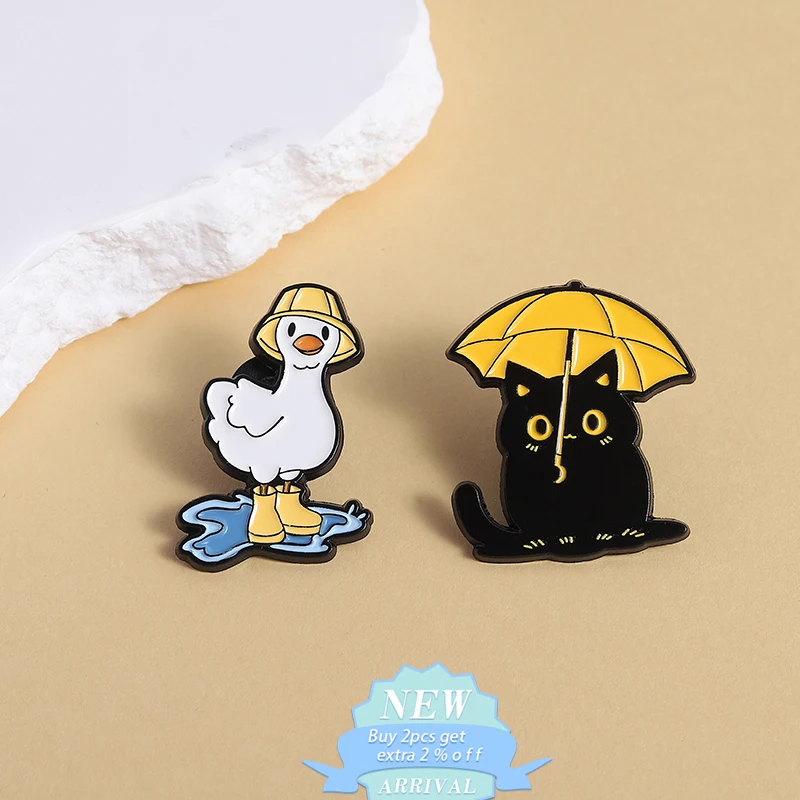 유머러스하고 귀여운 동물 에나멜 핀, 부츠를 신은 오리와 우산을 든 고양이 브로치, 라펠 배낭 배지, 동물 애호가를 위한 주얼리 선물
