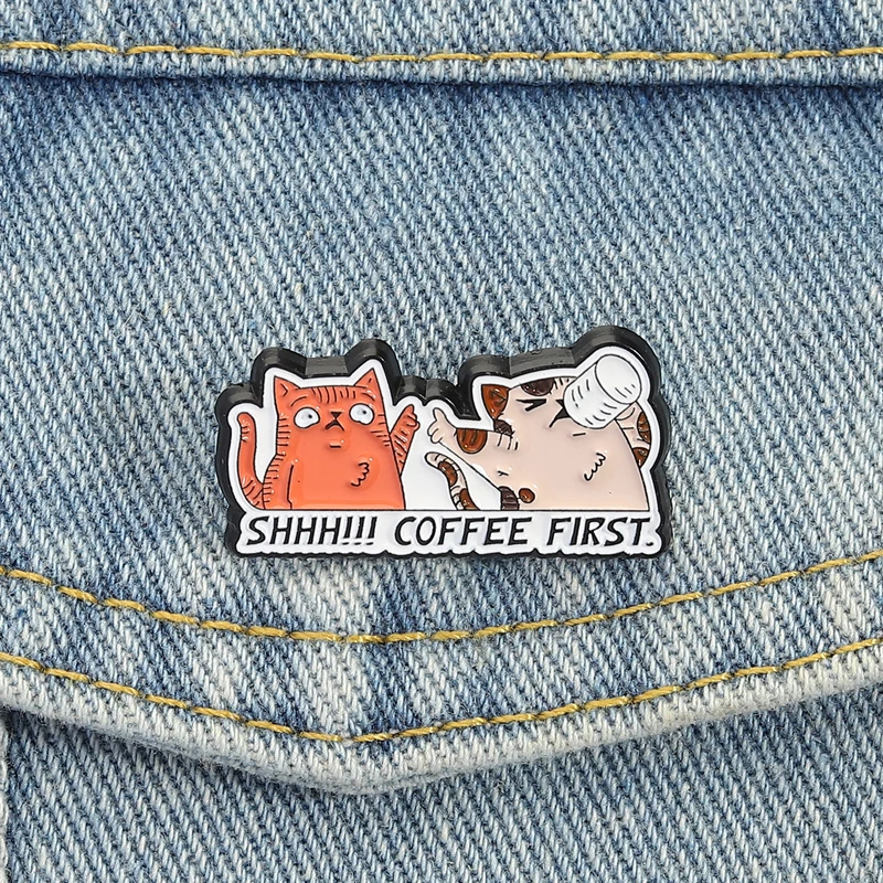 Shhh Kaffee erste Emaille Pins süße Kätzchen Katzen Broschen Revers Abzeichen Cartoon Tiere Schmuck Geschenk für Katze Mon Freunde