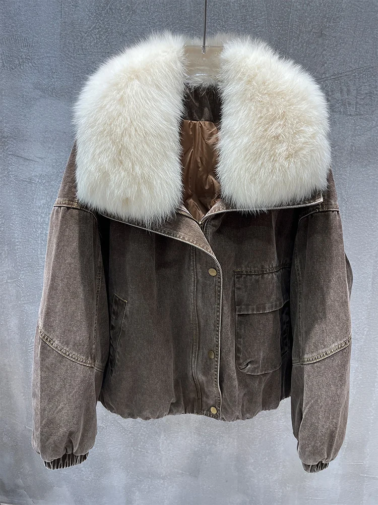سترة نسائية شتوية جديدة لعام 2025 من قماش الدنيم ملابس خارجية فاخرة معاطف نسائية بياقة من فرو الثعلب الحقيقي سترة من ريش الإوز الطبيعي تخفيضات كبيرة