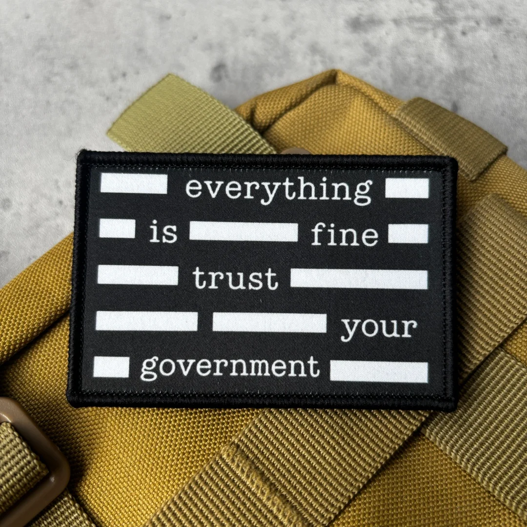 Alles ist in Ordnung, vertraue deiner Regierung – Lustiger, sarkastischer Klettverschluss-Patch für den Rucksack – Detail 5
