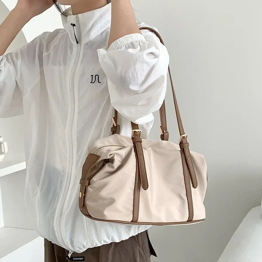 Bolsa para axilas de nailon de estilo coreano 2025: ocio sencillo, franjas de diferente color de gran capacidad, bolsa deportiva para fitness para mujer