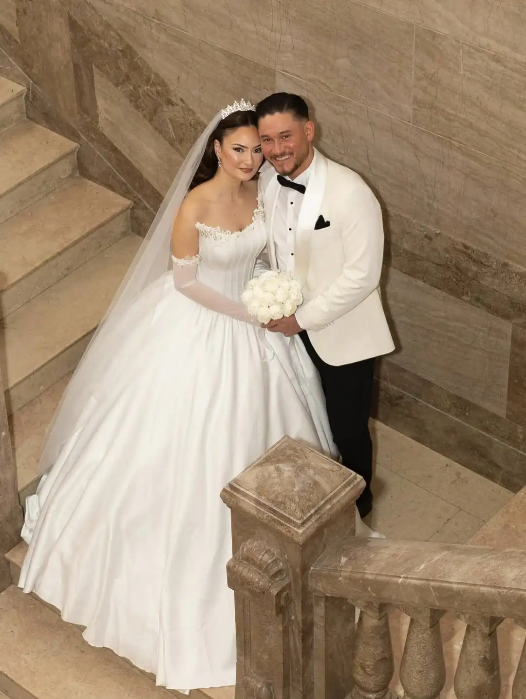 

Luxury Satin Wedding Dress Off Shoulder Puffy Ball Gown Long Sleeve Bridal Gown with Train Elegant Princess Vestidos De Novia