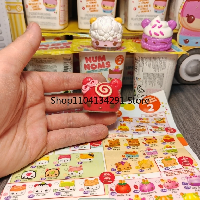 الأصلي MGA Num Noms رائحة لذيذة جدا المعطرة سلسلة 2 حزم غامضة ملمع الشفاه أو ختم Kawaii مفاجأة لعب للفتيات هدية