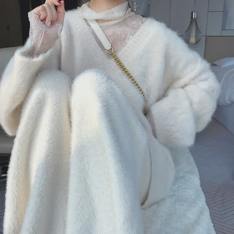 Sweater bulu halus wanita, pullover rajutan kasual longgar, warna murni leher V kasmir, mode baru musim semi 2025