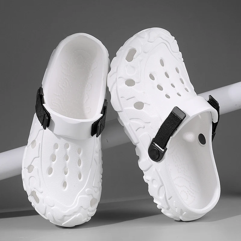 

Large men's sandals new lightweight outdoor casual hole shoes fashionable and comfortable garden shoes thick soled beach shoes