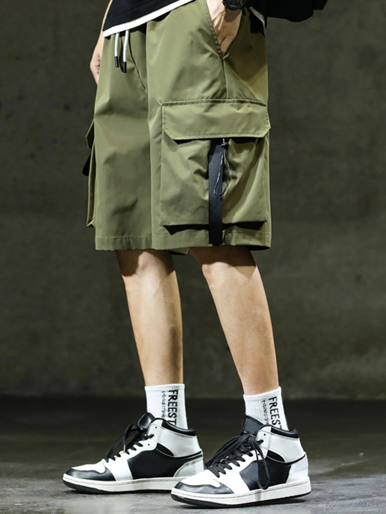 

Men's Summer Functional Work Shorts, Loose Straight-Leg Five-Point Shorts, Single Piece, with Three-Dimensional Pockets and Ribbon Design, Suitable for Outdoor Hiking, Street Fashion, Sports, and Fitness in Various Settings