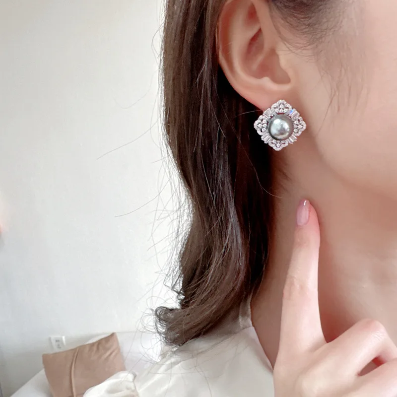 Orecchini a bottone con perle di nicchia francesi per i più venduti delle donne, design di lusso leggero, motivi scavati, orecchini di fascia alta
