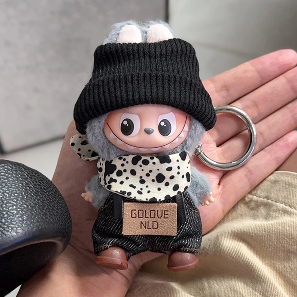 ชุดตุ๊กตา Mini Labubu Pin For Love สีดำ พร้อมสายคาดผม V4 อุปกรณ์เสริมตุ๊กตา ตุ๊กตาผ้าพลัฌ พวงกุญแจสำหรับใช้งานกลางแจ้ง ชุดน่ารัก ของเล่น ของขวัญ