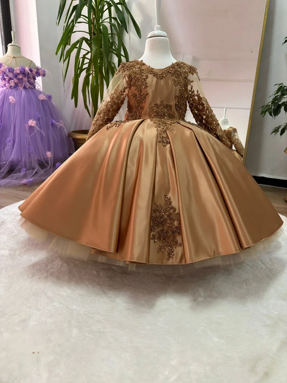 Maßgeschneidertes 2026 Satin O-Ausschnitt Langarm Ballkleid mit Schleife, rückenfrei, Applikationen, Blumenmädchenkleid mit Schleppe, Erstkommunionkleid – Detail 3